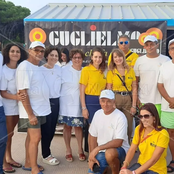 Squillace, l’abbraccio di istituzioni e politica al parco vandalizzato mentre famiglie e ragazzi riparano i giochi