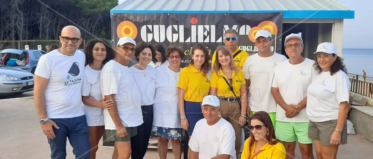 Squillace, l’abbraccio di istituzioni e politica al parco vandalizzato mentre famiglie e ragazzi riparano i giochi