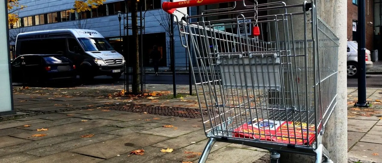 Cadavere in un carrello della spesa: la vittima uccisa con un colpo d’arma da fuoco