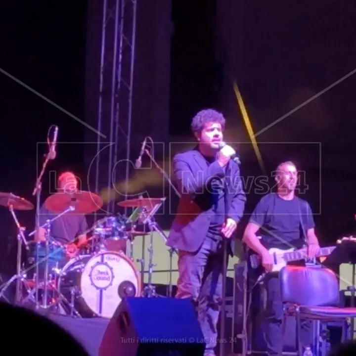 Corigliano Rossano, Battisti rivive sul palco di Schiavonea: una serata ricca di “Emozioni” con Carroccia e Mogol