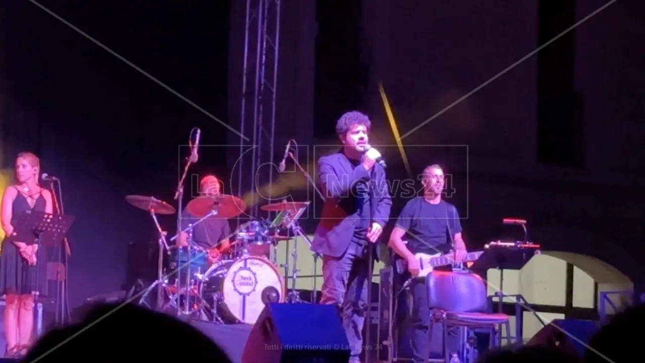 Corigliano Rossano, Battisti rivive sul palco di Schiavonea: una serata ricca di “Emozioni” con Carroccia e Mogol