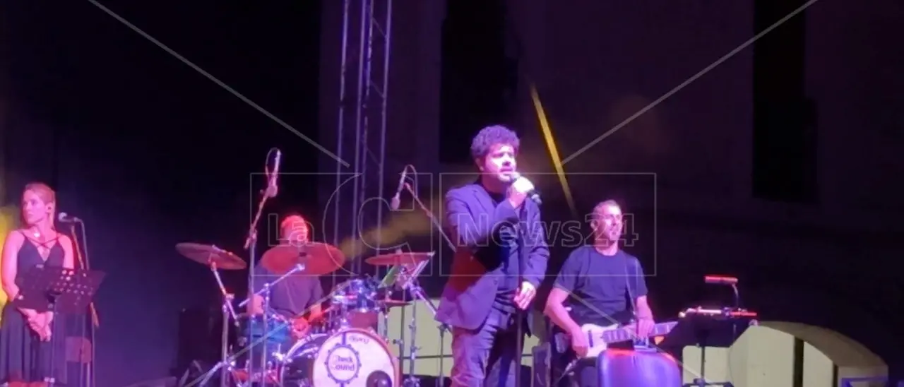 Corigliano Rossano, Battisti rivive sul palco di Schiavonea: una serata ricca di “Emozioni” con Carroccia e Mogol
