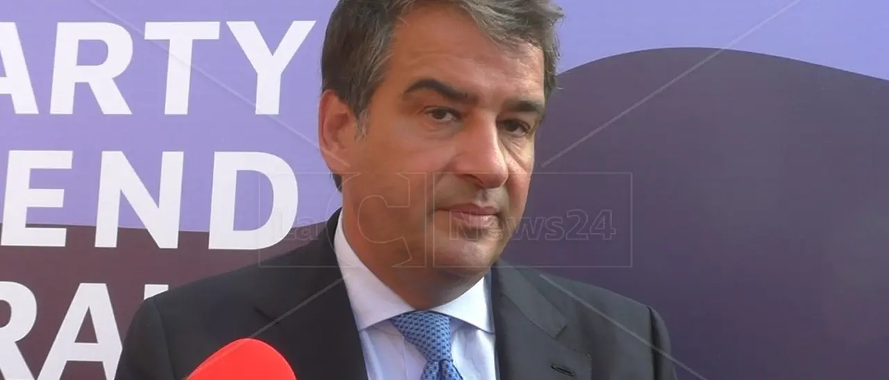 Il ministro Fitto in Calabria: «La revisione del Pnrr? Nessuno scippo al Sud, la nostra un’operazione responsabile»