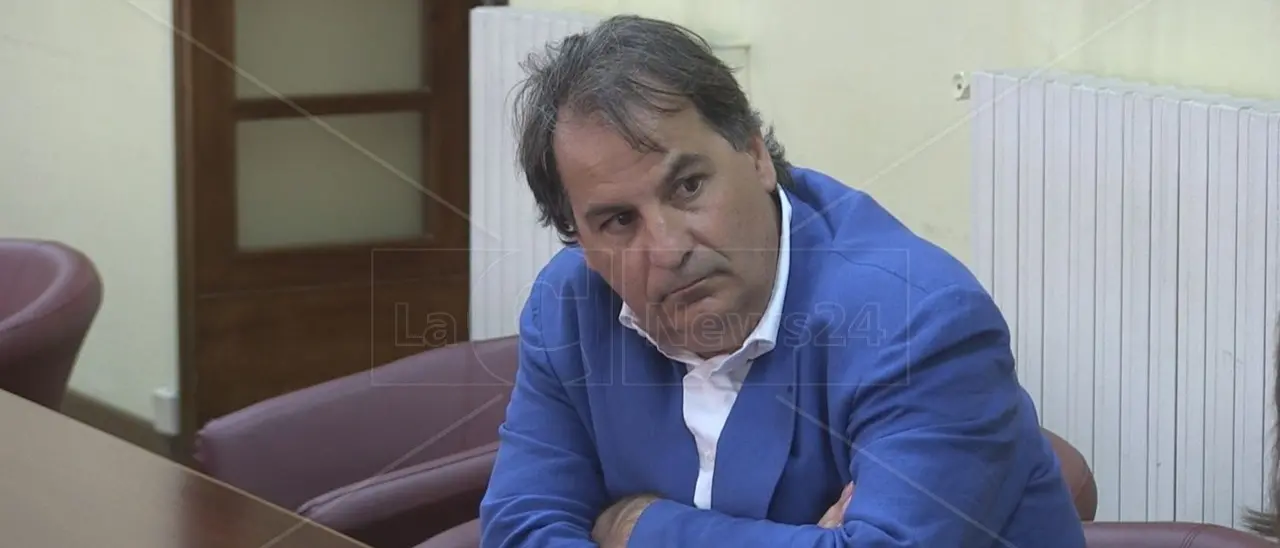 Botte al sindaco di Carolei, ai domiciliari l’aggressore ma per un diverso motivo: violata un’altra misura cautelare