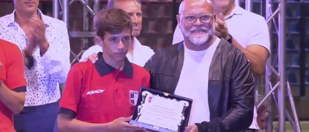 Ha soccorso in mare sei persone tra cui una bimba, la Vibonese Calcio premia il bagnino eroe di 16 anni