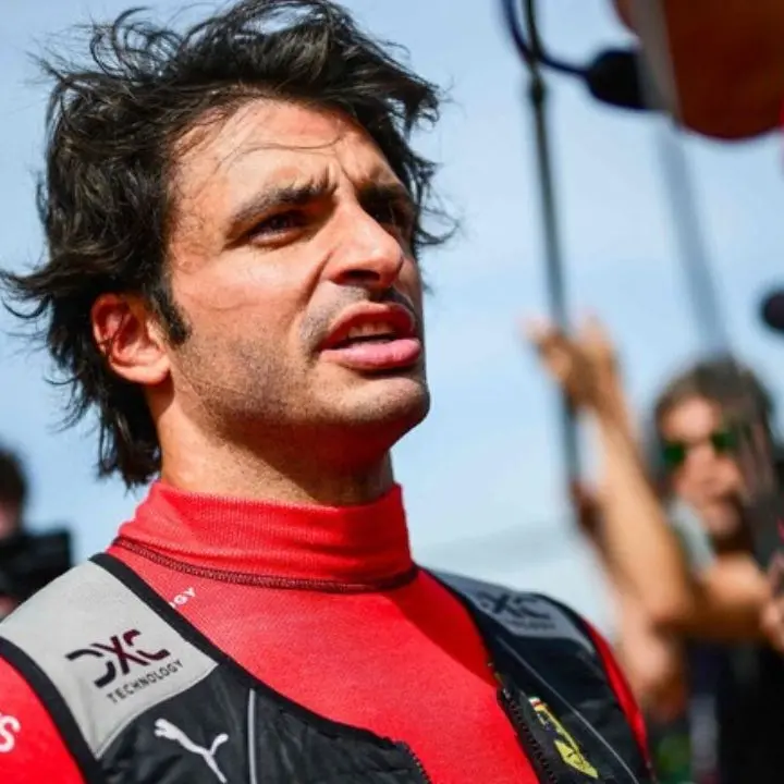 Carlo Sainz derubato dell’orologio di 500mila euro a Milano: il pilota Ferrari insegue e blocca i rapinatori