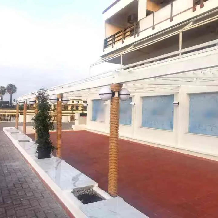 Notte di fuoco nella Sibaritide: in fiamme un lounge bar e due auto tra Cassano e Corigliano Rossano