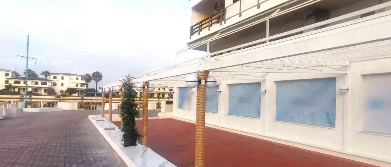 Notte di fuoco nella Sibaritide: in fiamme un lounge bar e due auto tra Cassano e Corigliano Rossano