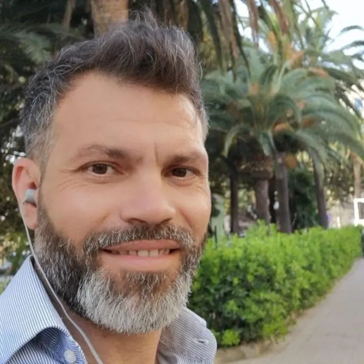 Calci e pugni a un giornalista mentre filma un incidente a Reggio Calabria, denunciate 5 persone