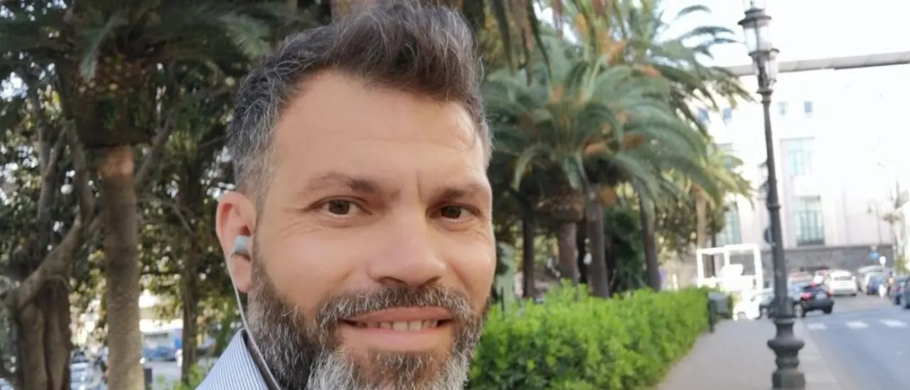 Calci e pugni a un giornalista mentre filma un incidente a Reggio Calabria, denunciate 5 persone