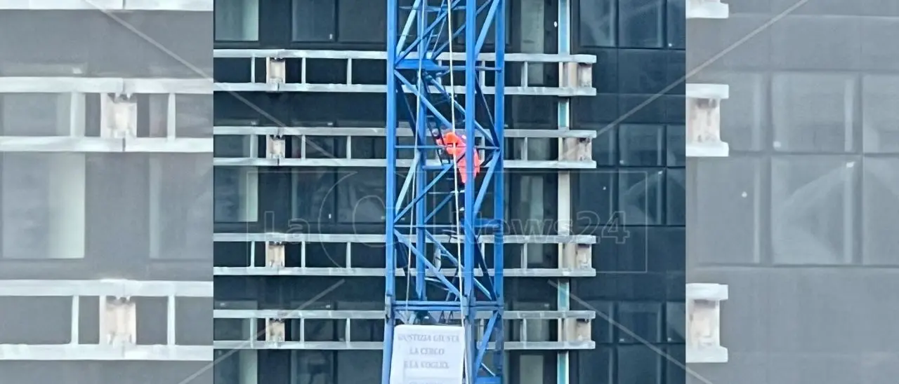 Reggio Calabria, imprenditore scende dalla gru e interrompe la protesta