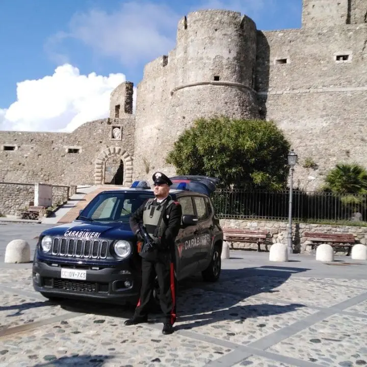 Squillace Lido, colti in flagranza di reato mentre appiccano un incendio vicino la stazione: arrestata coppia di anziani