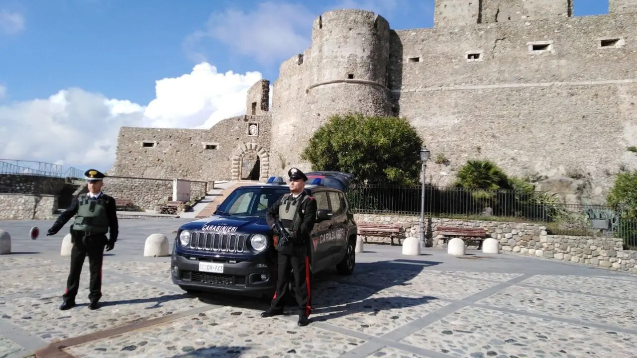 Squillace Lido, colti in flagranza di reato mentre appiccano un incendio vicino la stazione: arrestata coppia di anziani