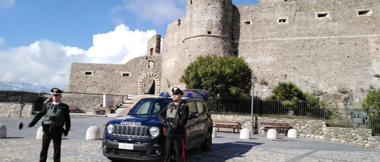 Squillace Lido, colti in flagranza di reato mentre appiccano un incendio vicino la stazione: arrestata coppia di anziani