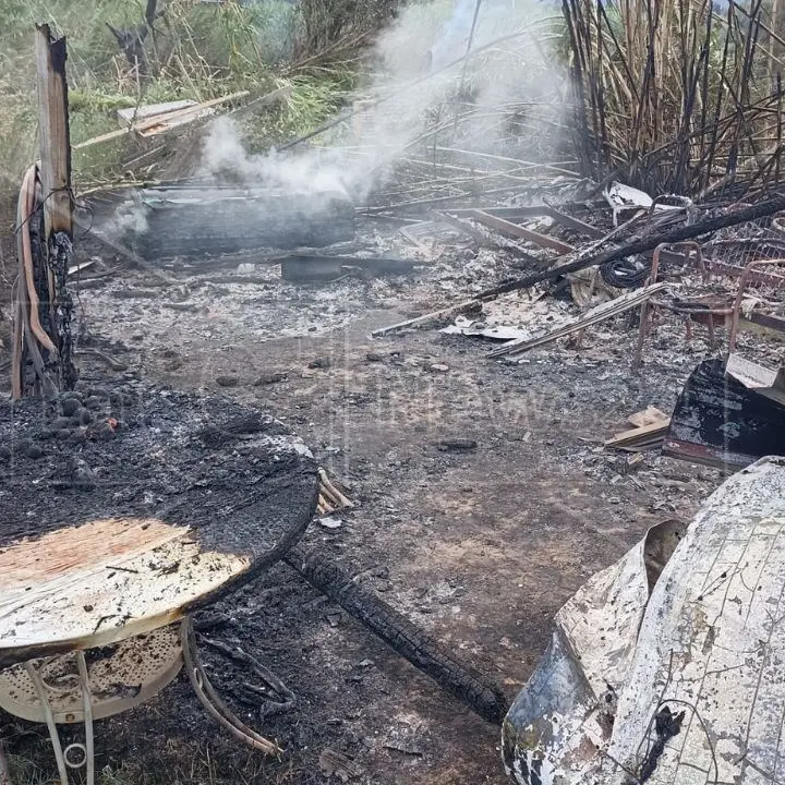 In fiamme l’orto solidale nel terreno confiscato alla criminalità organizzata: danni per più di 20mila euro