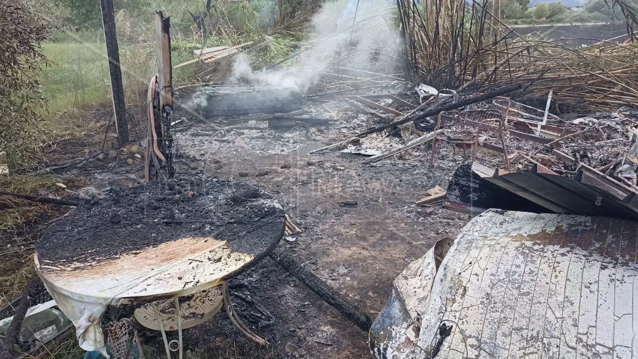 In fiamme l’orto solidale nel terreno confiscato alla criminalità organizzata: danni per più di 20mila euro