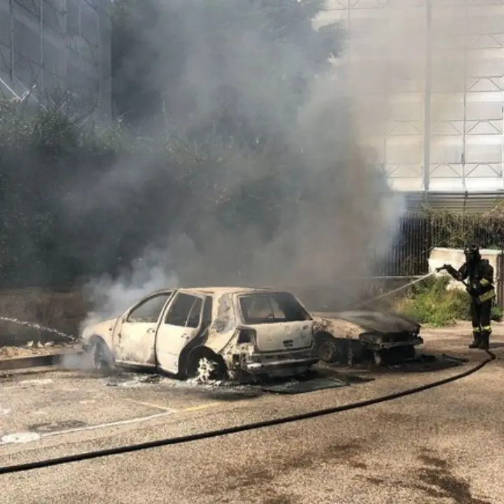 Napoli, dà fuoco a una donna dopo una lite per dissidi condominiali: trasferita in ospedale