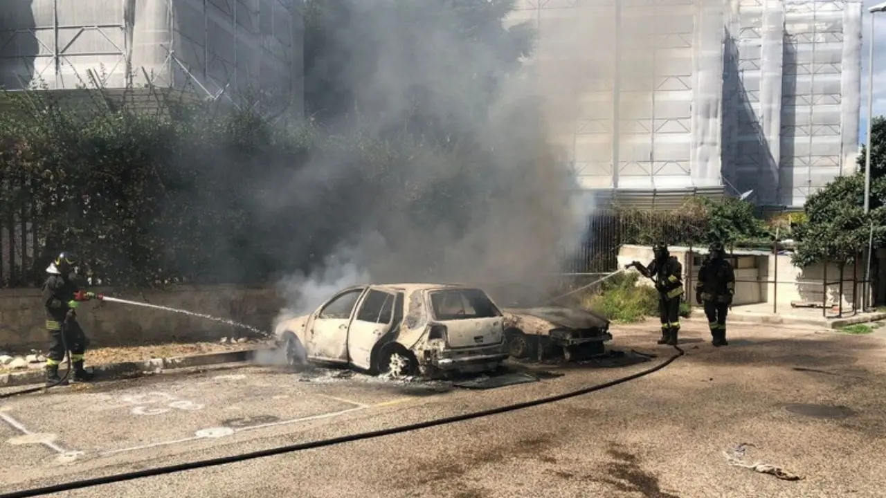 Napoli, dà fuoco a una donna dopo una lite per dissidi condominiali: trasferita in ospedale