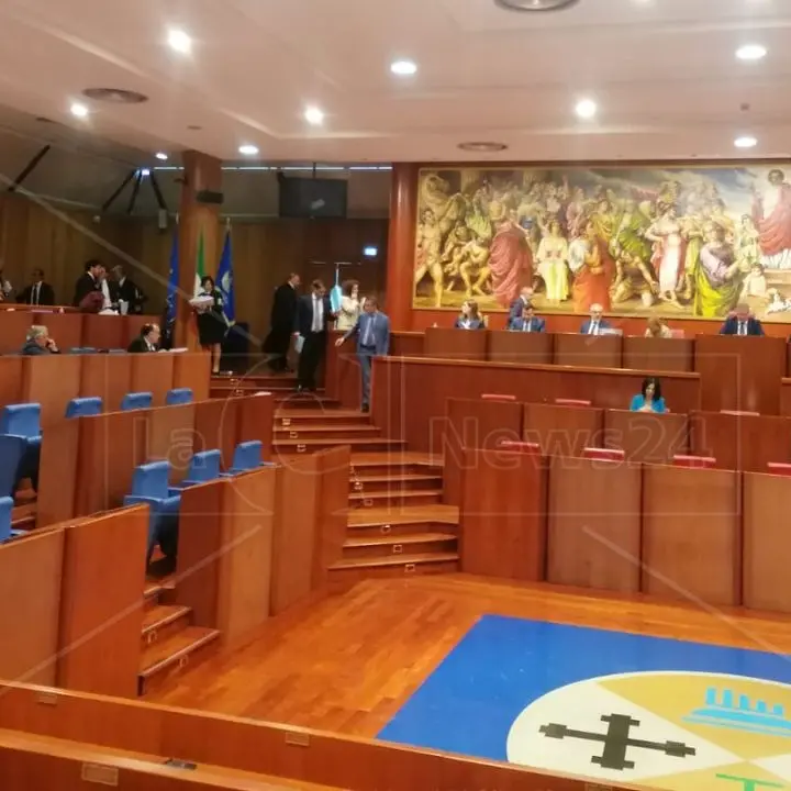 Sottosegretari in Calabria, il centrosinistra passa all’attacco: depositata la richiesta di referendum | IL QUESITO\n