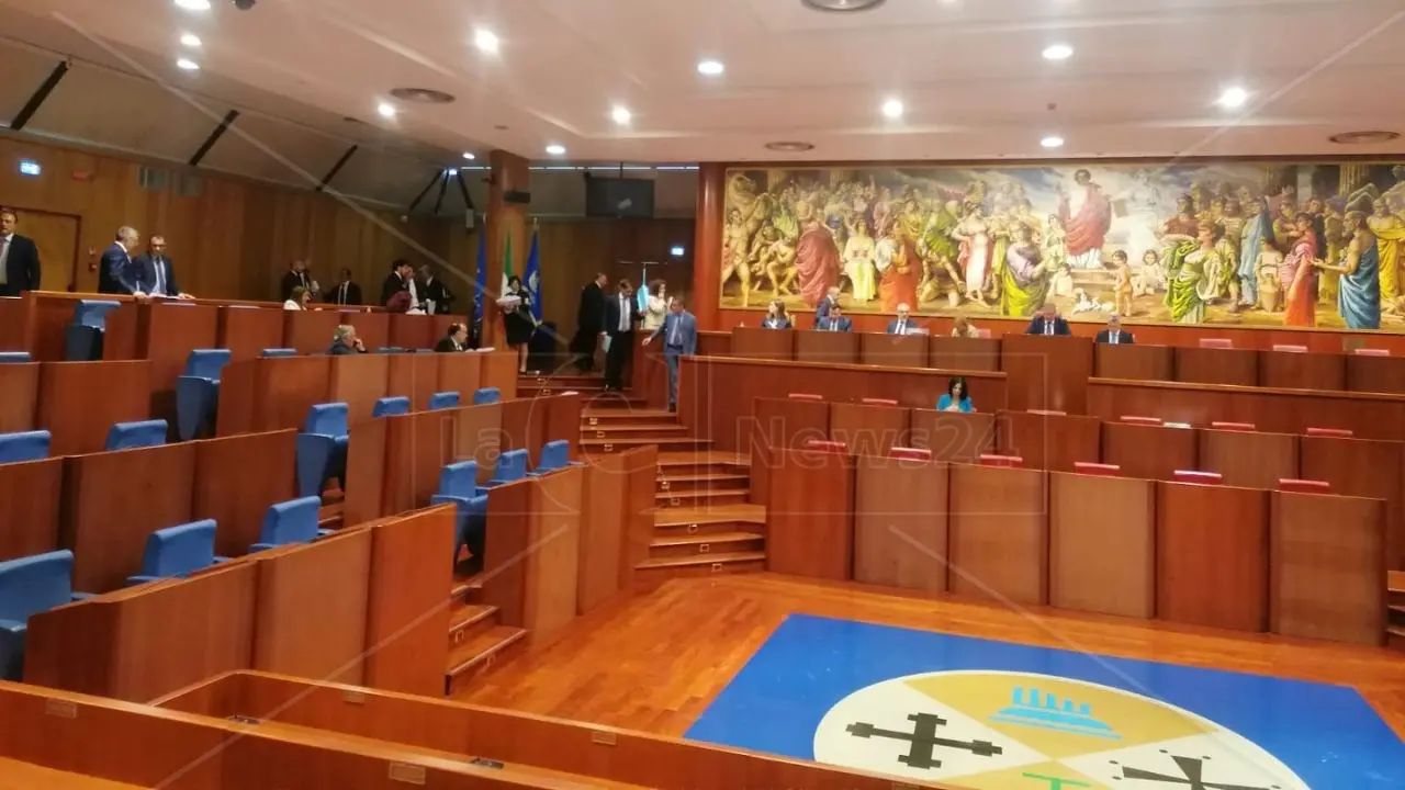 <p><span style=\"color:hsl(0, 75%, 60%);\">Sottosegretari in Calabria</span>, il centrosinistra passa all’attacco: depositata la richiesta di referendum - <span style=\"color:hsl(0, 75%, 60%);\">IL QUESITO</span></p>