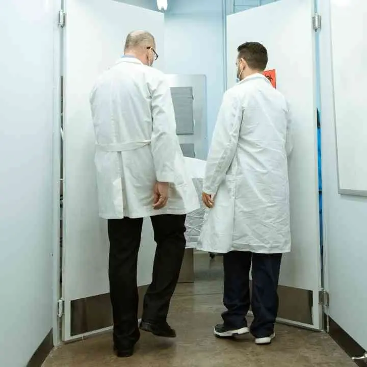 La grande fuga verso i Paesi arabi: medici e infermieri via dall’Italia per stipendi fino a 20mila euro al mese