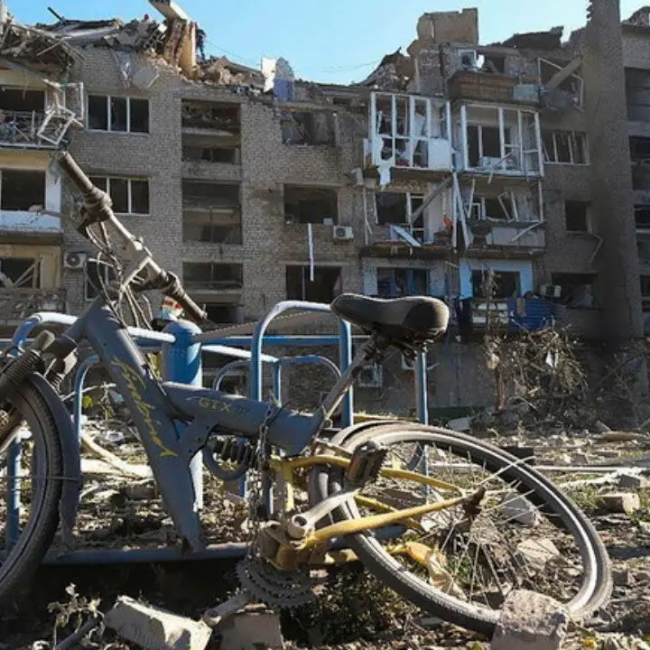 Zelensky: «Sedici morti in un raid russo su un mercato nel Donetsk»