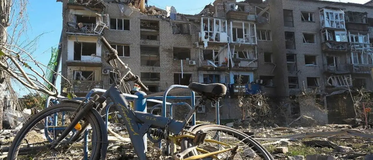 Zelensky: «Sedici morti in un raid russo su un mercato nel Donetsk»