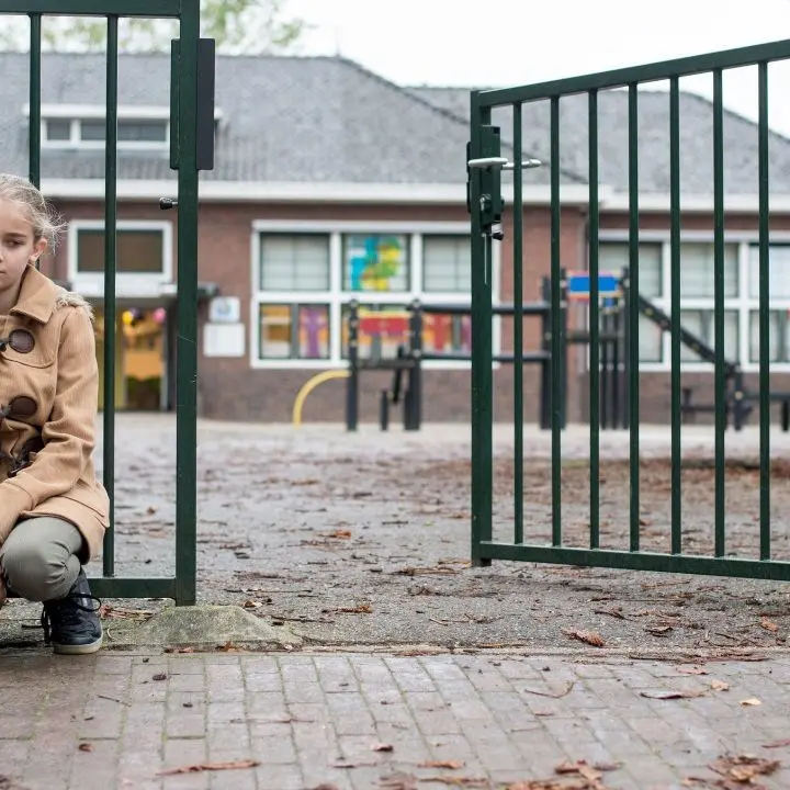 C’è chi la scuola se l’è venduta, chi fa “a mezzo” con il paese vicino e chi non riaprirà: aspettando il piano di dimensionamento