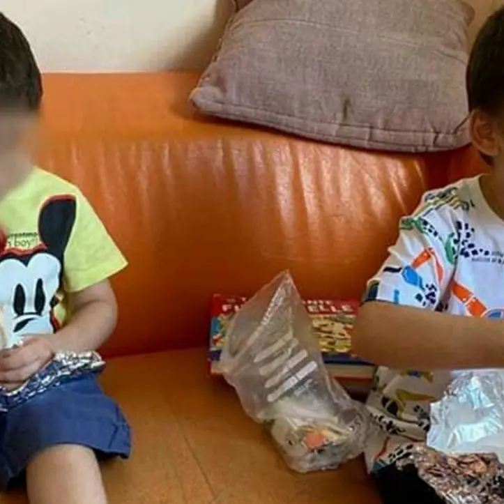«Non vogliamo tornare dalla mamma», l’incredibile storia dei due fratellini che mangiavano terra e ora cercano una nuova famiglia
