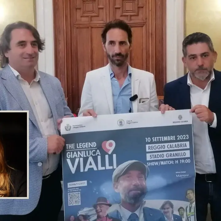 Reggio, Selvaggia Lucarelli fa implodere l’evento dedicato a Vialli: «Dove finiranno i soldi?». E la famiglia del campione si dissocia