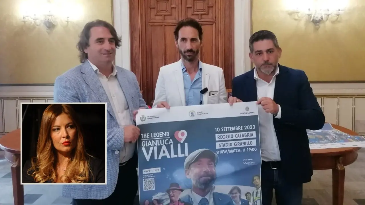 Reggio, Selvaggia Lucarelli fa implodere l’evento dedicato a Vialli: «Dove finiranno i soldi?». E la famiglia del campione si dissocia