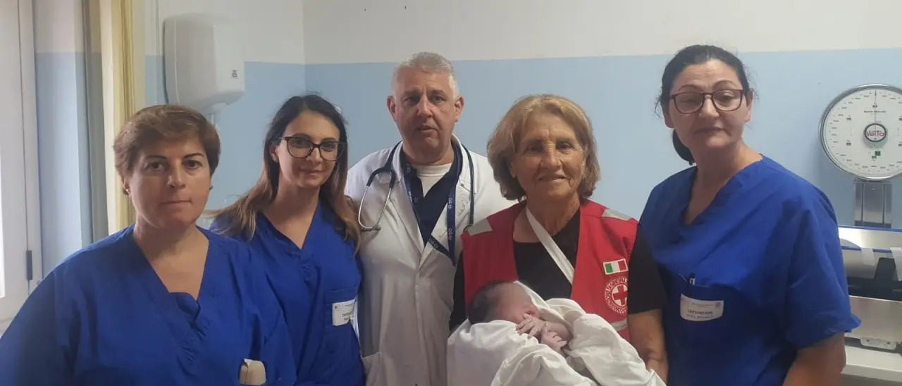 Vibo, fiocco azzurro tra i migranti dell’hotspot di Porto Salvo: Angel Davide è il primo nato del centro