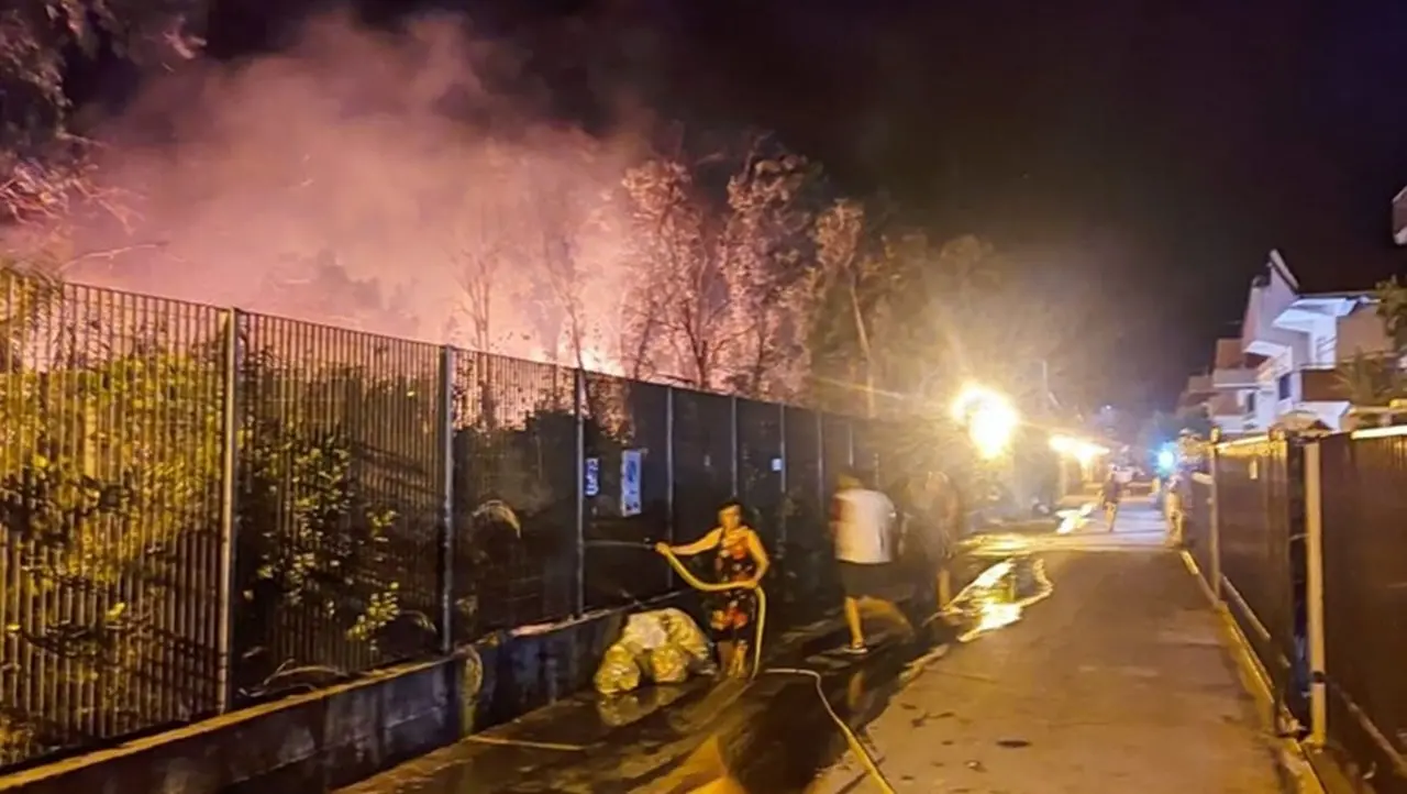 Incendio a Praia a Mare: fiamme in un ex stabilimento tessile, paura tra i residenti