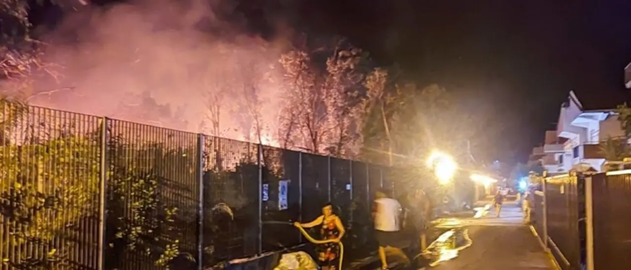 Incendio a Praia a Mare: fiamme in un ex stabilimento tessile, paura tra i residenti