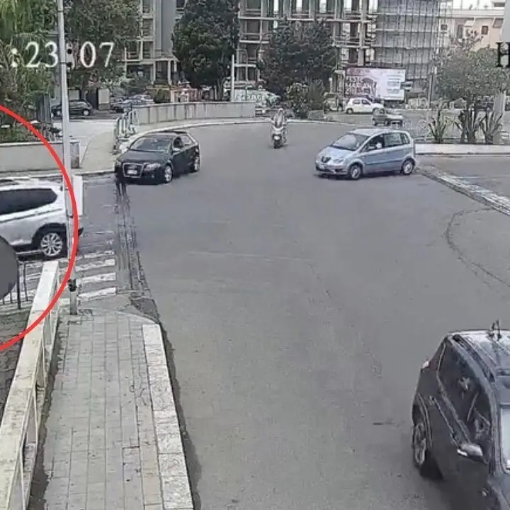 Incidenti a Reggio: mamma con due bimbi travolta sulle strisce e 24enne grave dopo scontro tra scooter