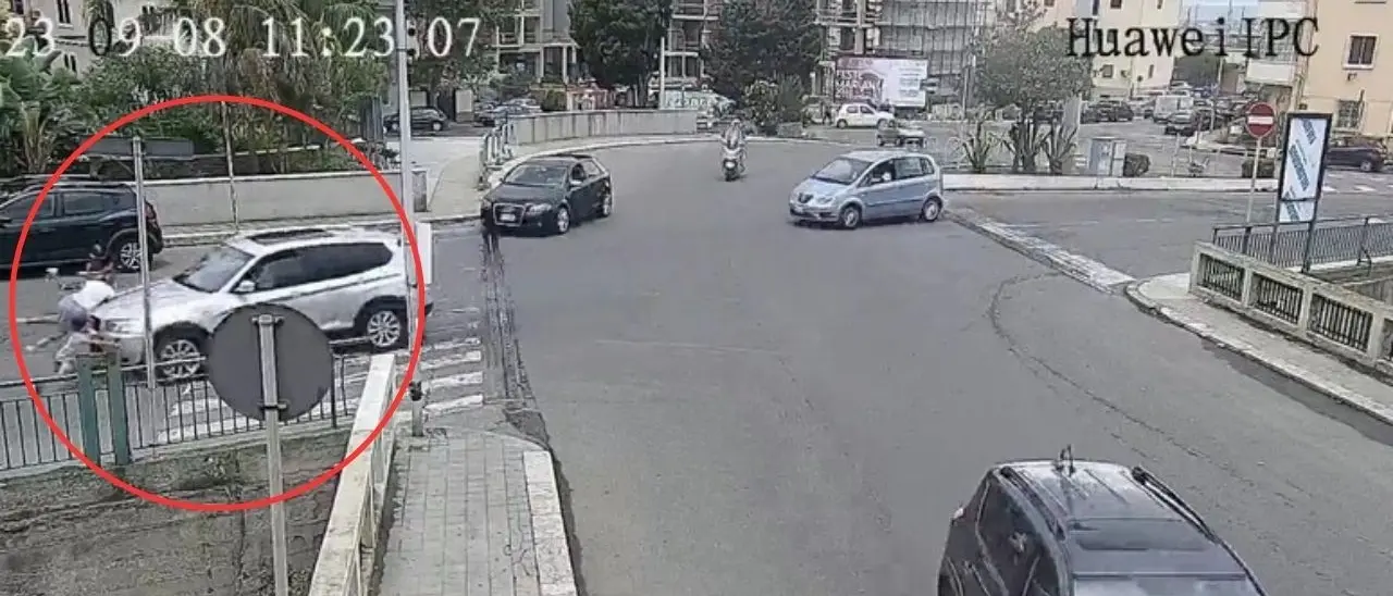 Incidenti a Reggio: mamma con due bimbi travolta sulle strisce e 24enne grave dopo scontro tra scooter