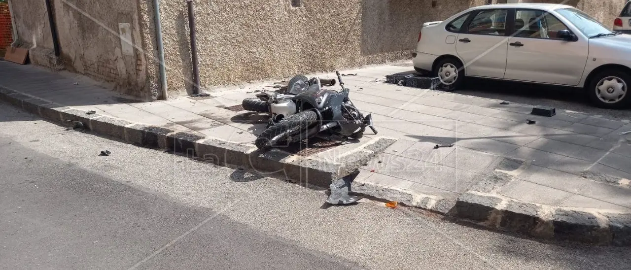 Cosenza, scontro tra una moto e un’auto della polizia: deceduto il 16enne coinvolto nell’impatto