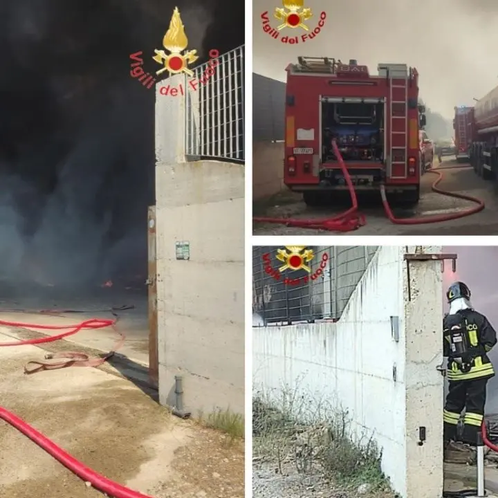 Incendio a San Mauro Marchesato, in fiamme una discarica: al lavoro 4 squadre dei vigili del fuoco