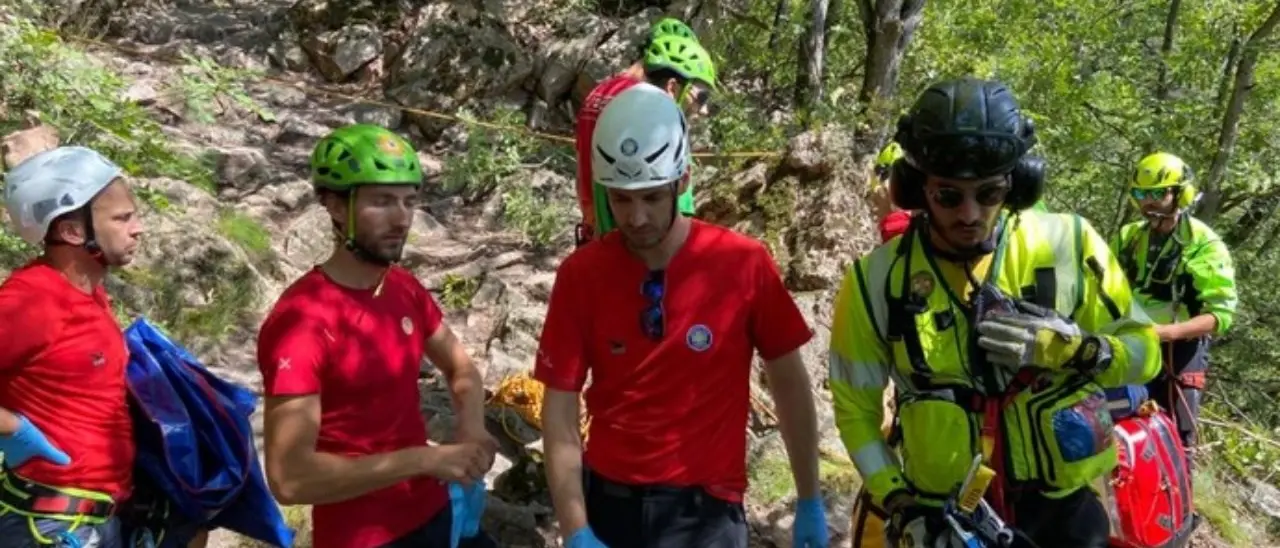 Bolzano, ventenne muore precipitando nel bosco dopo un lancio con la tuta alare
