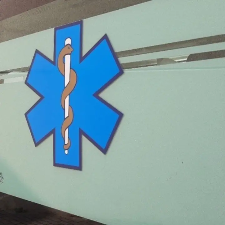 Rimproverano un gruppo di ragazzini per gli schiamazzi, parte il raid punitivo: marito e moglie in ospedale