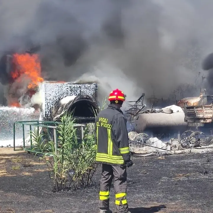 Marina di Gioiosa Jonica, incendio nel deposito di un’azienda: distrutti quattro mezzi pesanti