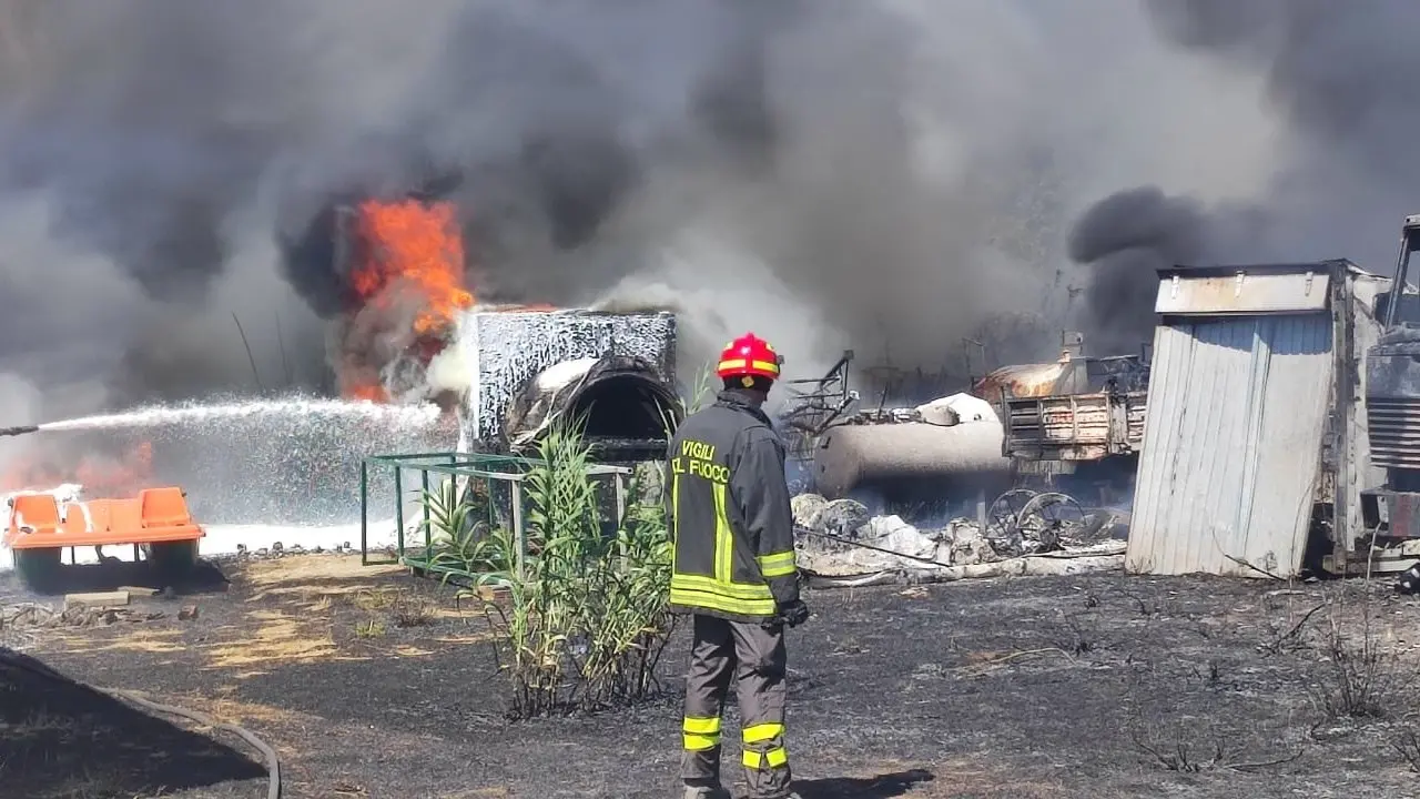 Marina di Gioiosa Jonica, incendio nel deposito di un’azienda: distrutti quattro mezzi pesanti