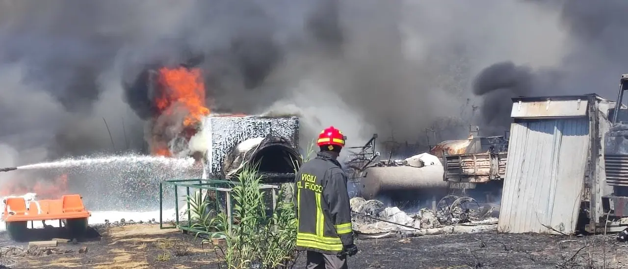 Marina di Gioiosa Jonica, incendio nel deposito di un’azienda: distrutti quattro mezzi pesanti