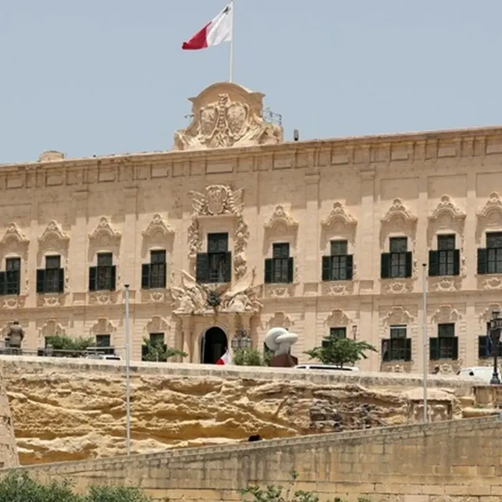 Malta, 20enne calabrese danneggia le scale del palazzo di governo per scattarsi un selfie: multato