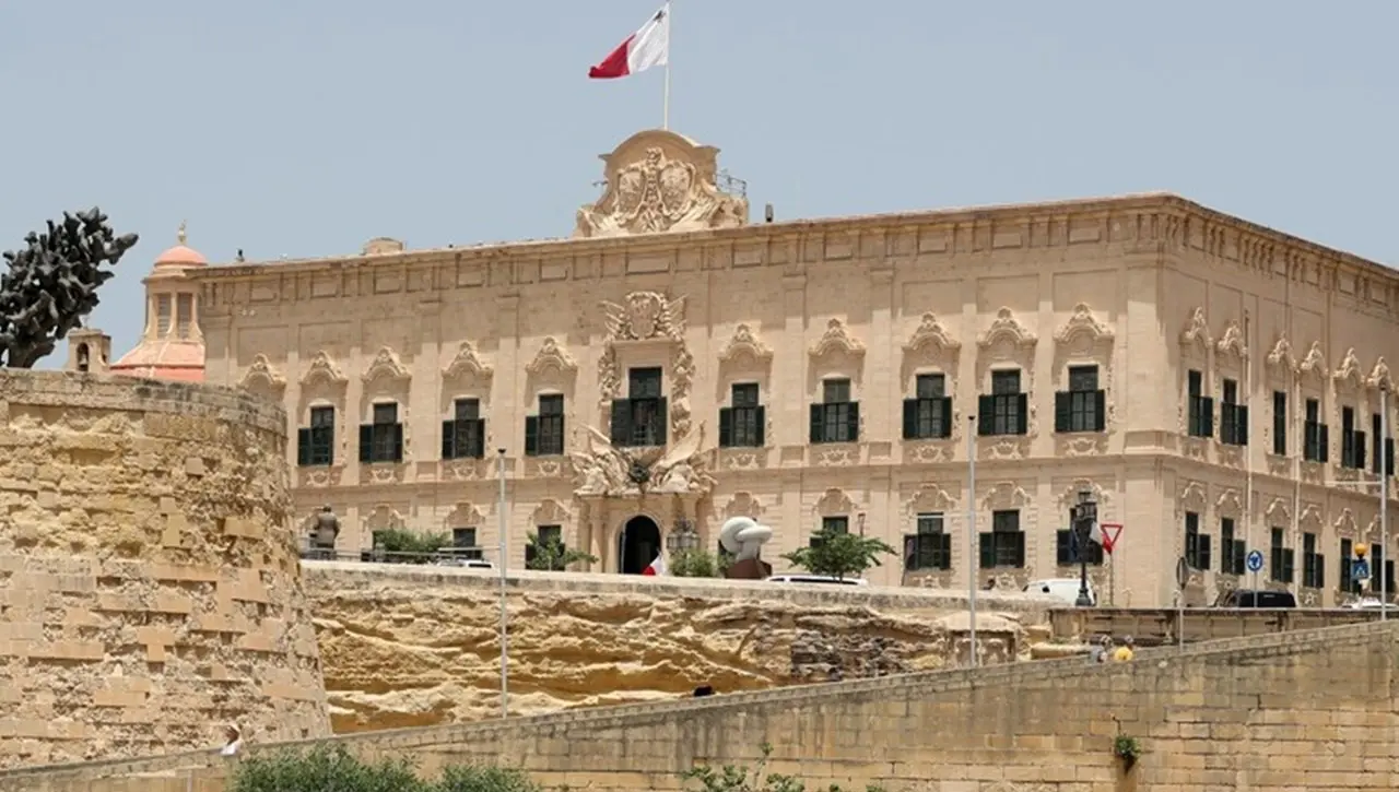 Malta, 20enne calabrese danneggia le scale del palazzo di governo per scattarsi un selfie: multato