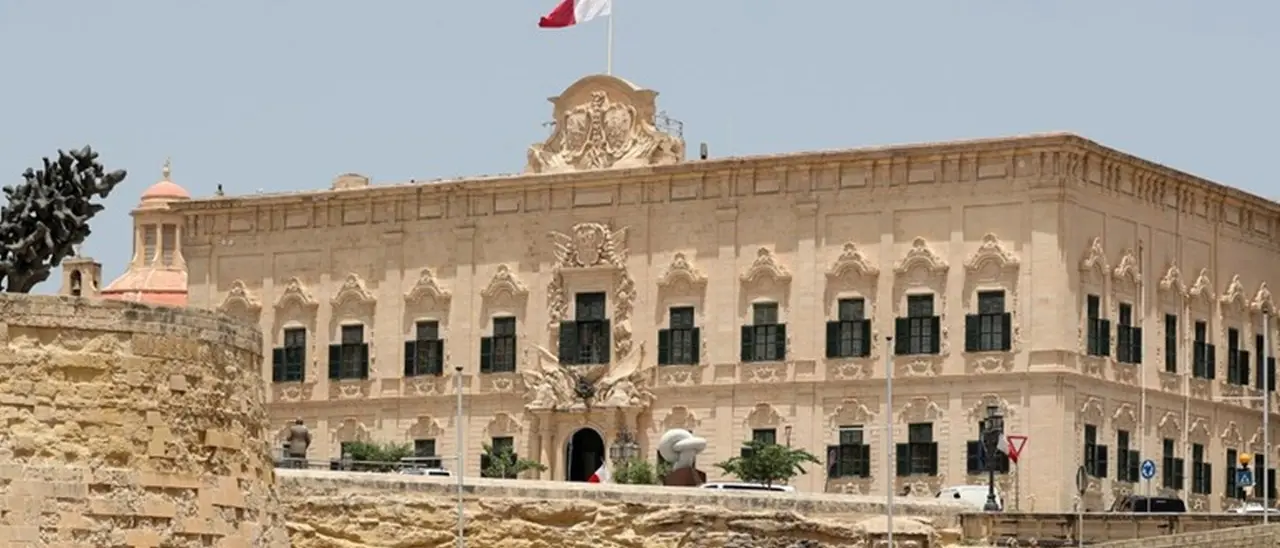 Malta, 20enne calabrese danneggia le scale del palazzo di governo per scattarsi un selfie: multato