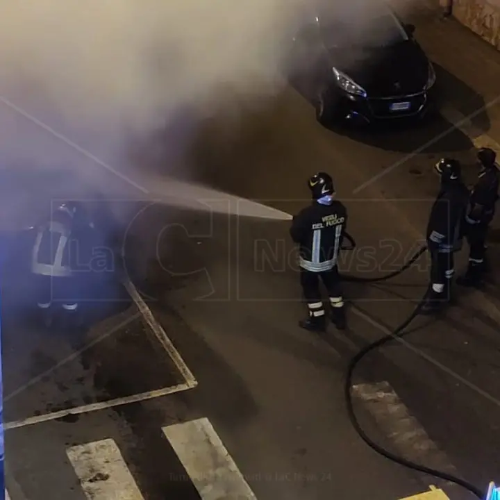 Incendio a Reggio Calabria, in fiamme l’auto del marito della consigliera comunale Marcianò