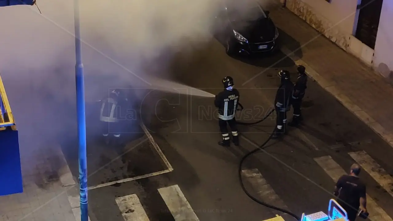 Incendio a Reggio Calabria, in fiamme l’auto del marito della consigliera comunale Marcianò