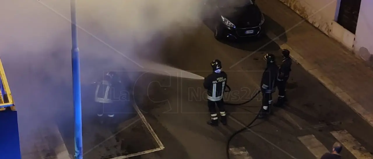 Incendio a Reggio Calabria, in fiamme l’auto del marito della consigliera comunale Marcianò