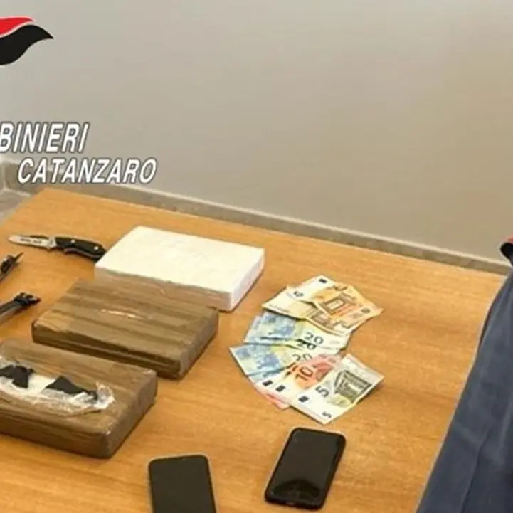 In auto con oltre 3 chili di cocaina, arrestati due ventenni a Sellia Marina